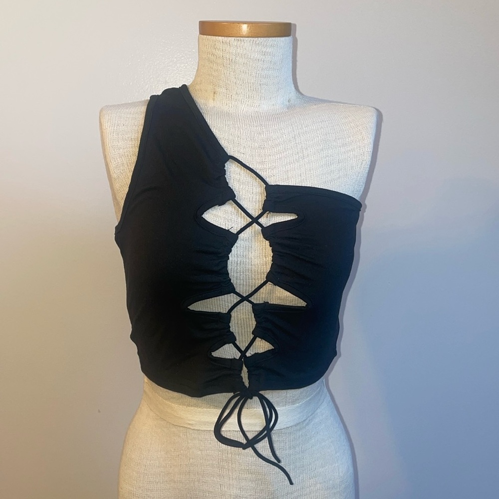 ❤️ 3/25$ Black top. Size medium. Adjustable open front.